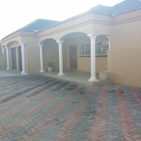 Alicia'S B&B Roodepoort Eksteriør bilde